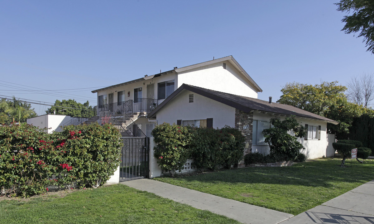 139 W Southgate Ave in Fullerton, CA - Foto de edificio