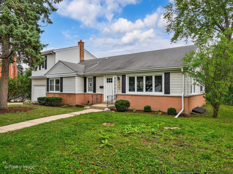 109 N Lancaster St in Mount Prospect, IL - Building Photo