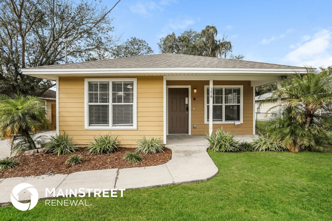 376 Chinaberry Ave in Oviedo, FL - Foto de edificio