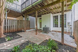 20581 Banbury Square in Sterling, VA - Building Photo - Building Photo