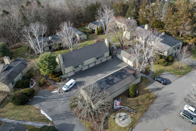 Heritage Circle in Southbury, CT - Building Photo - Building Photo