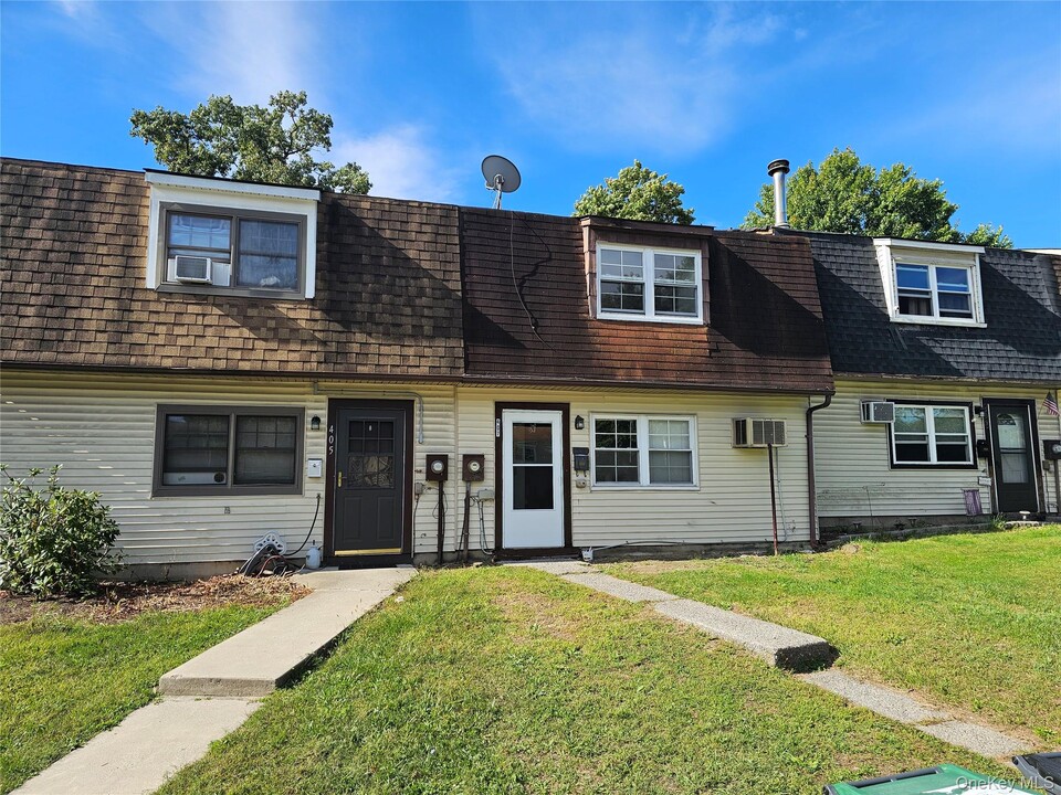 407 Saracino Dr in Maybrook, NY - Building Photo