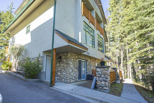 153 Cave Av in Banff, AB - Building Photo - Building Photo