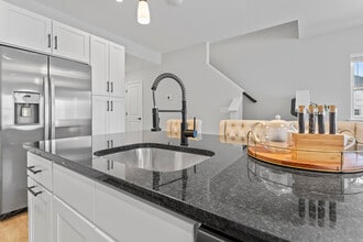 The Grand Meadows in East Granby, CT - Foto de edificio - Building Photo