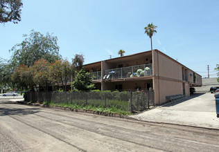 5204 Fallbrook Ave in Woodland Hills, CA - Building Photo - Building Photo