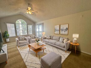 1049 S Hiawassee Rd in Orlando, FL - Foto de edificio - Building Photo