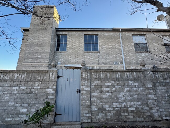 7400 Bellerive Dr in Houston, TX - Building Photo - Building Photo