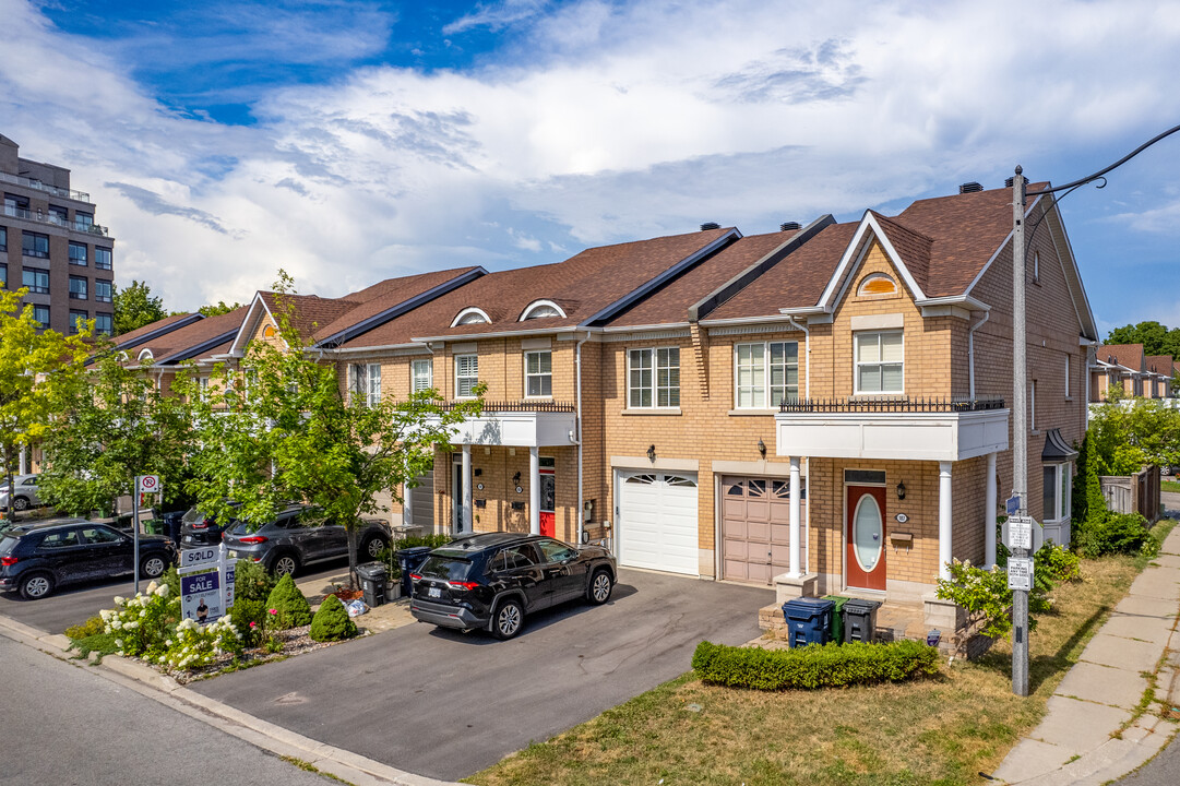 201 Dallimore Cir in Toronto, ON - Building Photo