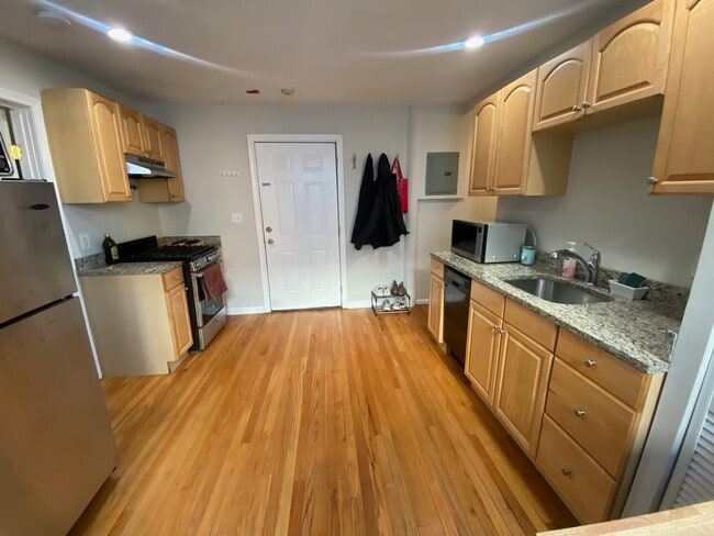 224 Hanover St, Unit 4 in Boston, MA - Foto de edificio - Building Photo