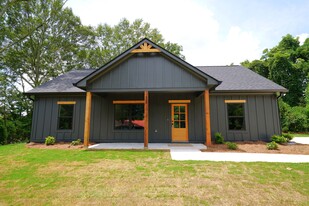 319 Bledsoe St in Carrollton, GA - Building Photo - Building Photo