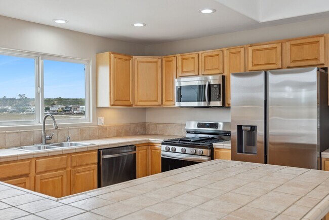 218 Highland St-Unit -Unit B in Newport Beach, CA - Building Photo - Building Photo