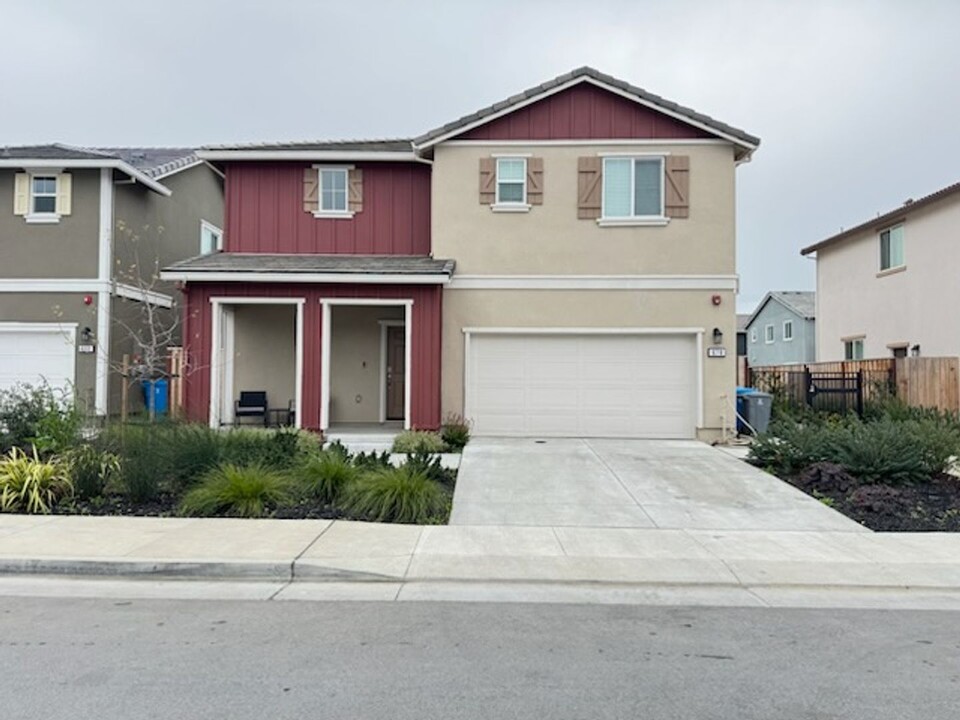 670 Barton Wy in Gilroy, CA - Building Photo