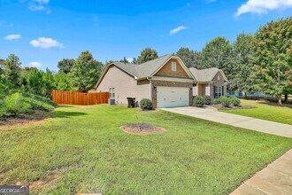 205 Inverness Ave in Newnan, GA - Foto de edificio - Building Photo