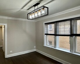 8204 S Exchange Ave in Chicago, IL - Building Photo - Building Photo