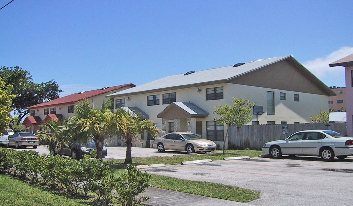 6 Townhomes in Miami, FL - Building Photo