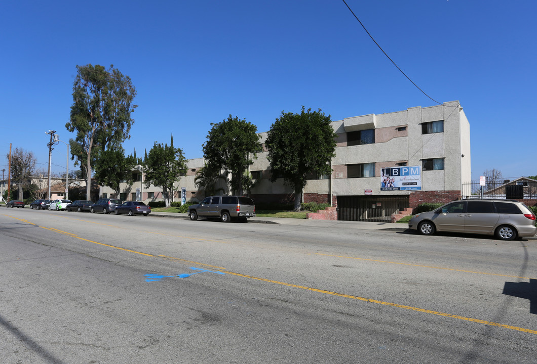 7320 Hazeltine Ave in Van Nuys, CA - Building Photo