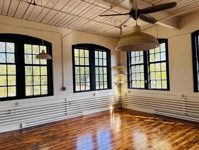 595 Mineral Spring Ave, Unit 14 in Pawtucket, RI - Foto de edificio - Building Photo