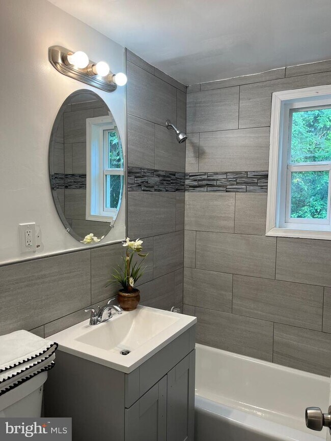 2321 Altamont Pl SE-Unit -102 in Washington, DC - Building Photo - Building Photo