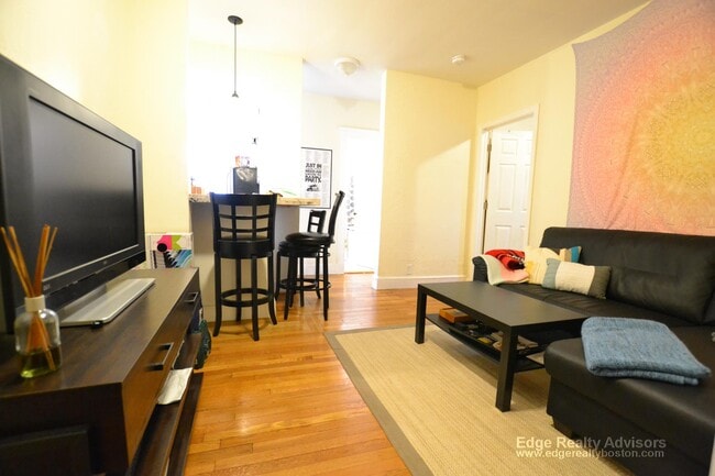 1880 Commonwealth Ave, Unit 10 in Boston, MA - Building Photo - Building Photo