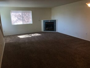 550 NE Negus Loop in Redmond, OR - Building Photo - Building Photo