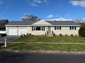 60 Red Coach Dr in Stratford, CT - Building Photo