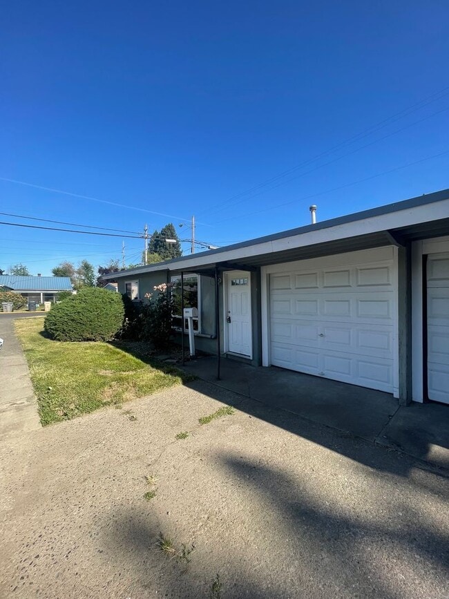 1675 S Second St in Lebanon, OR - Building Photo - Building Photo