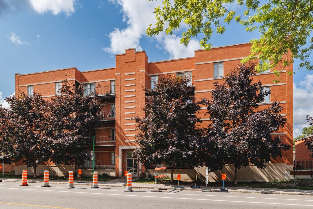 926 Montréal Av in St. Laurent, QC - Building Photo