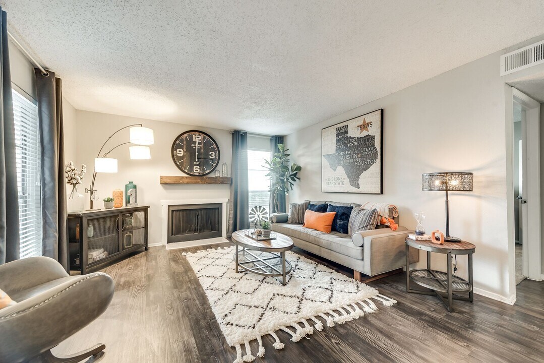 Alena Apartments in Dallas, TX - Building Photo