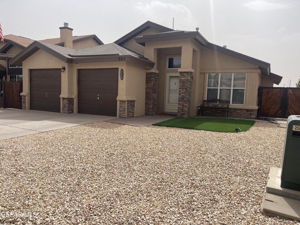 881 Dakota River Ave in El Paso, TX - Building Photo