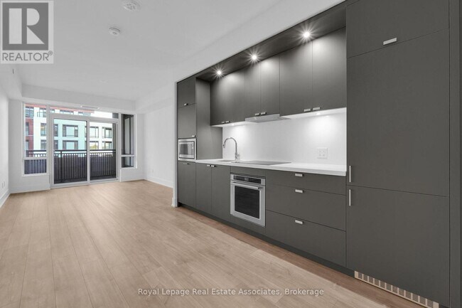 259 The Kingsway in Toronto, ON - Building Photo - Building Photo