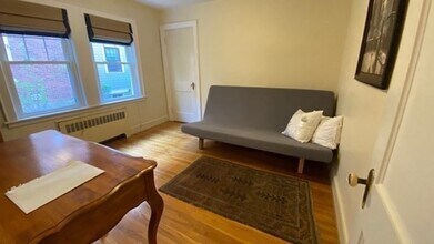 297 Walnut St, Unit 1 in Brookline, MA - Foto de edificio - Building Photo