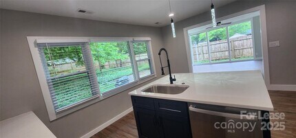 2000 Tyvola Rd in Charlotte, NC - Foto de edificio - Building Photo