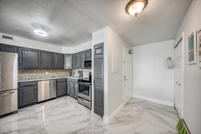 851 Bayway Blvd in Clearwater, FL - Building Photo - Building Photo