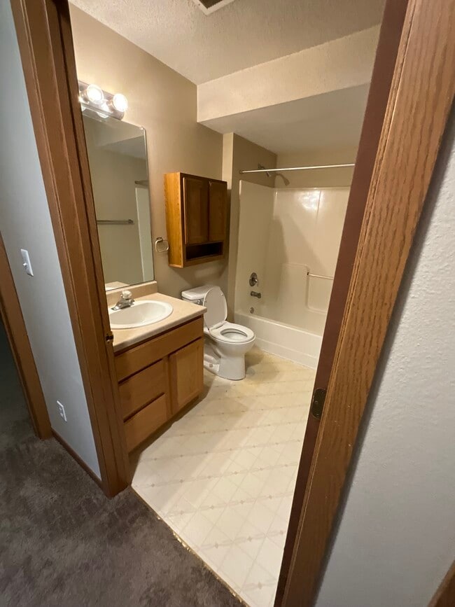 4609 S Baha Ave, Unit 101 in Sioux Falls, SD - Foto de edificio - Building Photo