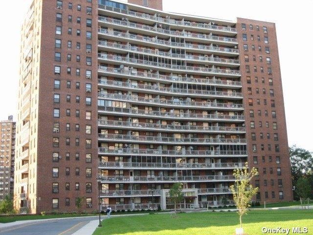 61-25 98th St in Queens, NY - Foto de edificio