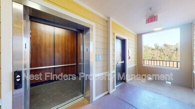 8539 Gate Pkwy W in Jacksonville, FL - Foto de edificio - Building Photo