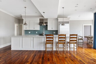 99 D St, Unit 4 in Boston, MA - Foto de edificio - Building Photo