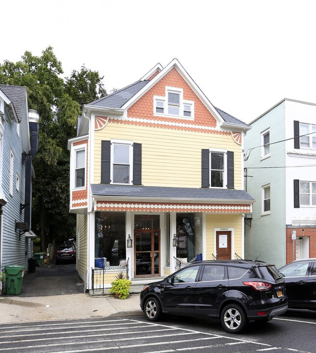 23 Parkway in Katonah, NY - Foto de edificio