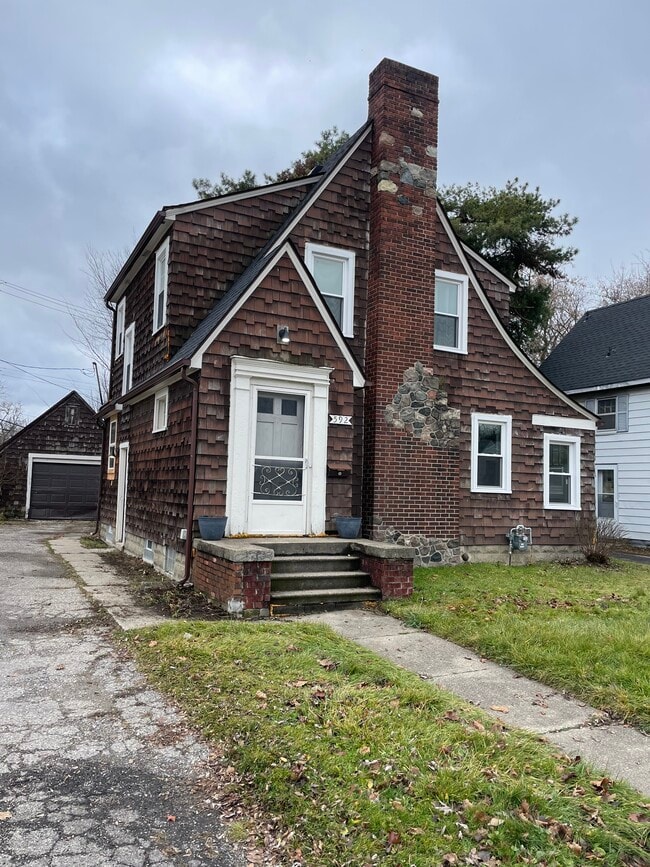 592 E Montcalm St in Pontiac, MI - Building Photo - Building Photo
