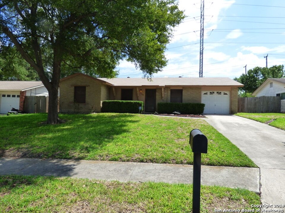 7518 Valley Oak in Live Oak, TX - Building Photo