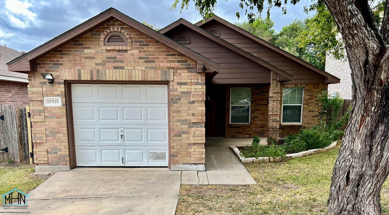 10718 Shaencrossing in San Antonio, TX - Foto de edificio