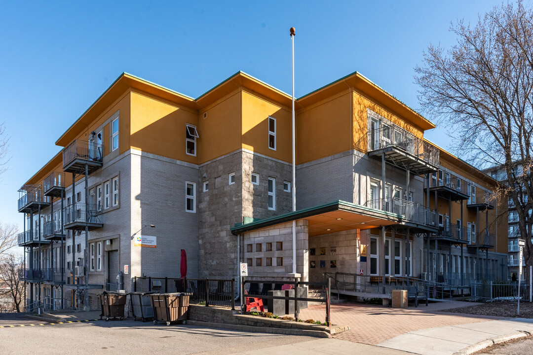 1310 Garnier St in Québec, QC - Building Photo