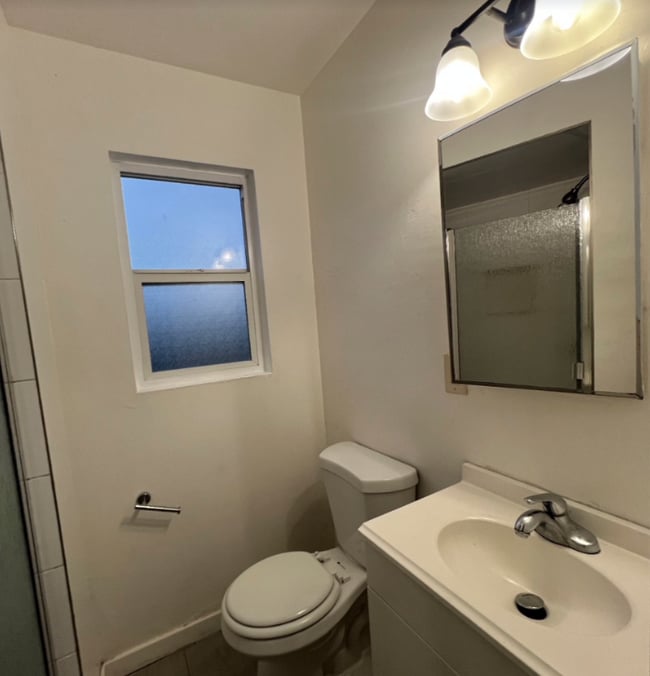 1348 W 92nd St in Los Angeles, CA - Foto de edificio - Building Photo