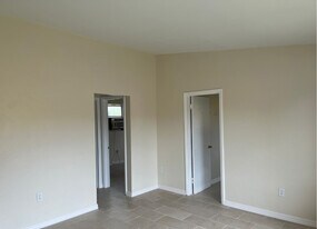 2721 NW 28th St in Miami, FL - Building Photo