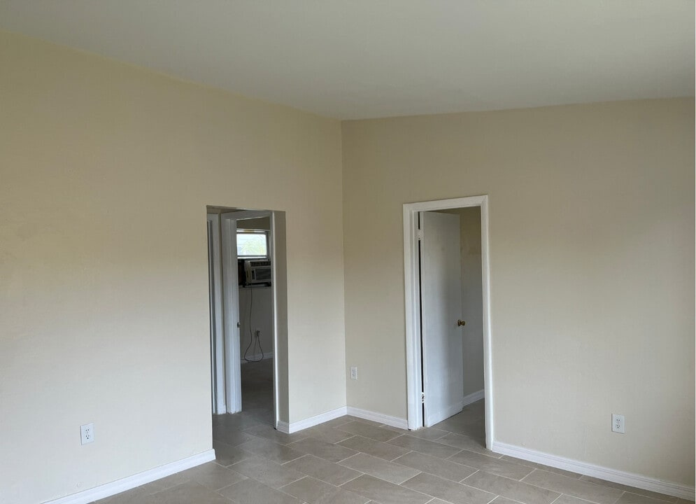 2721 NW 28th St in Miami, FL - Building Photo