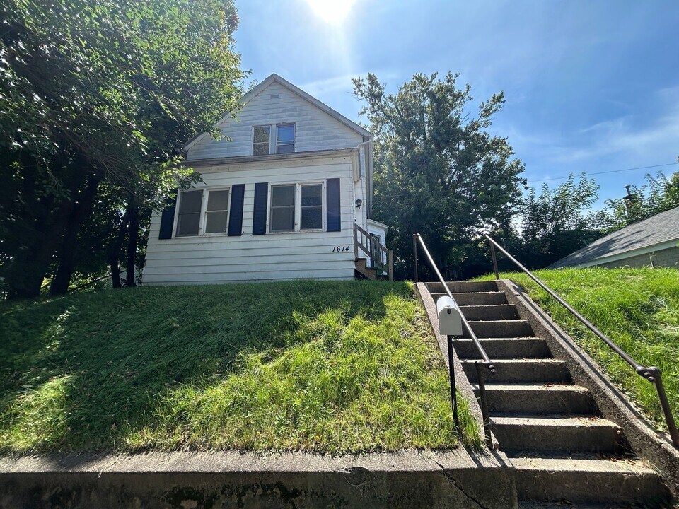 1614 13th Ave in Moline, IL - Building Photo