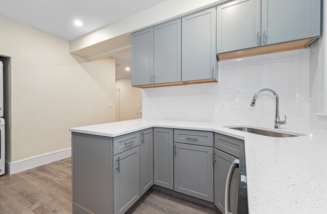 42 Brackett St, Unit 3 in Boston, MA - Foto de edificio - Building Photo