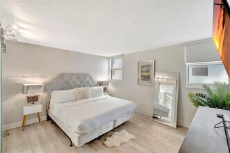 2401 Collins Ave, Unit 601 in Miami Beach, FL - Building Photo - Building Photo