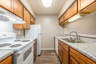 Fox Hill Apartments in Bloomington, IL - Building Photo