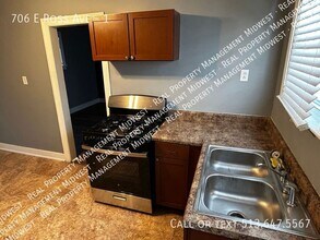 706 E Ross Ave in Cincinnati, OH - Building Photo - Building Photo